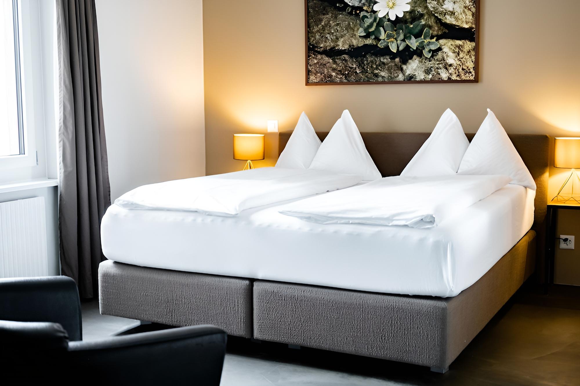 Double Room, 1 King Bed, Non Smoking, City View photo 3