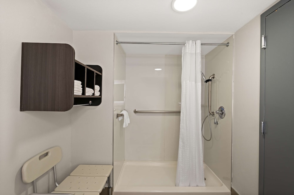 Standard Room, 1 King Bed, Accessible, Non Smoking (Walk-in Shower) - Photo 5