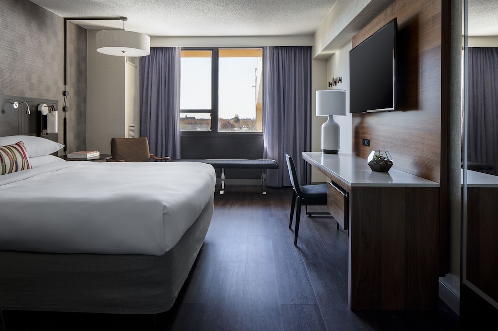 Room, 1 King Bed (Mobility/Hearing Accessible, Tub) - Photo 2