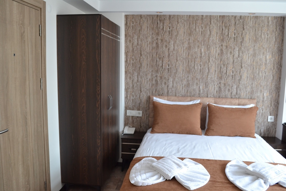 Classic Triple Room, Non Smoking, City View photo 2