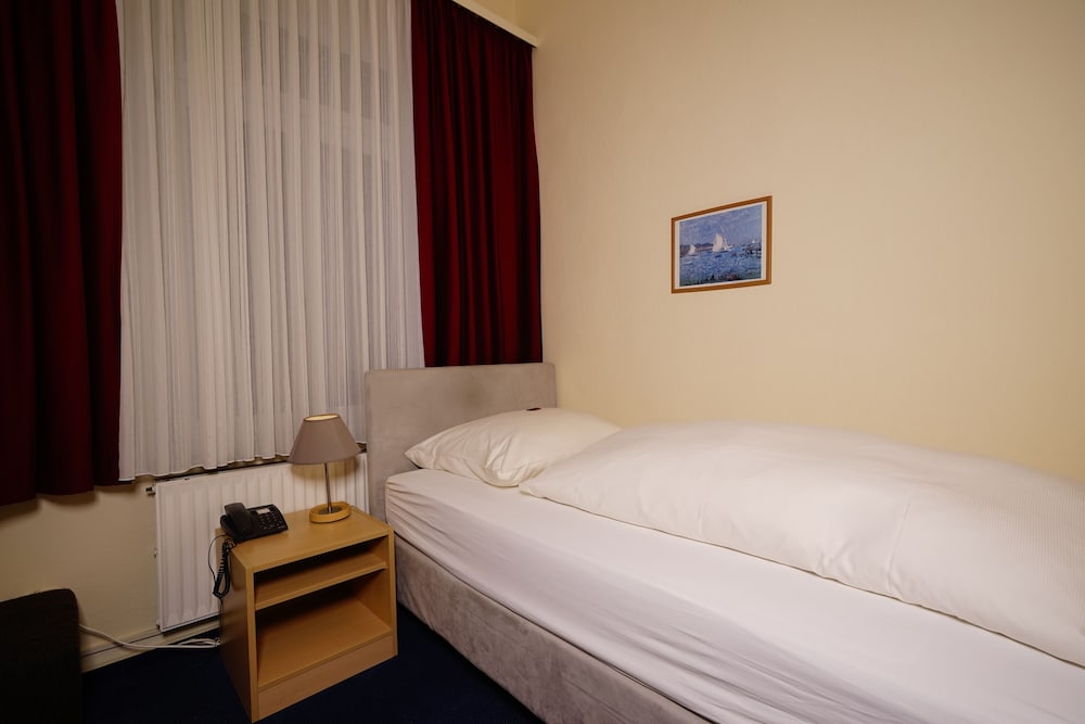 Basic Single Room photo 3