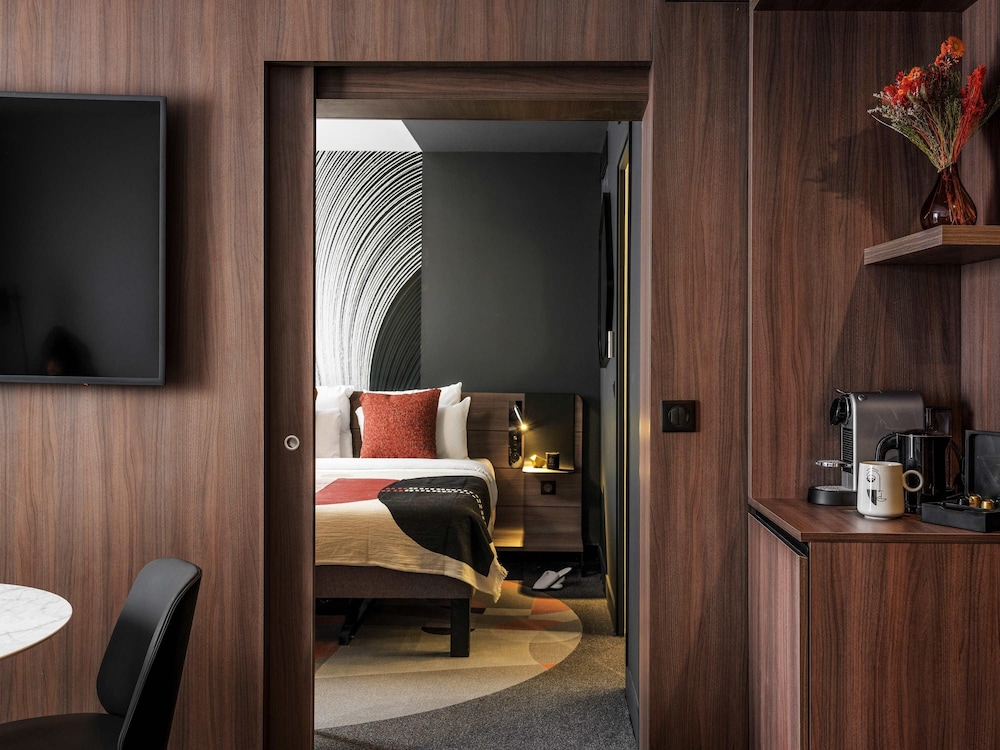 Superior Suite, 1 Queen Bed, City View (Eiffel Tower view) thumbnail 5