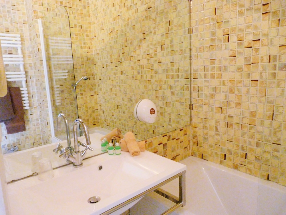 Quadruple Room - Photo 5