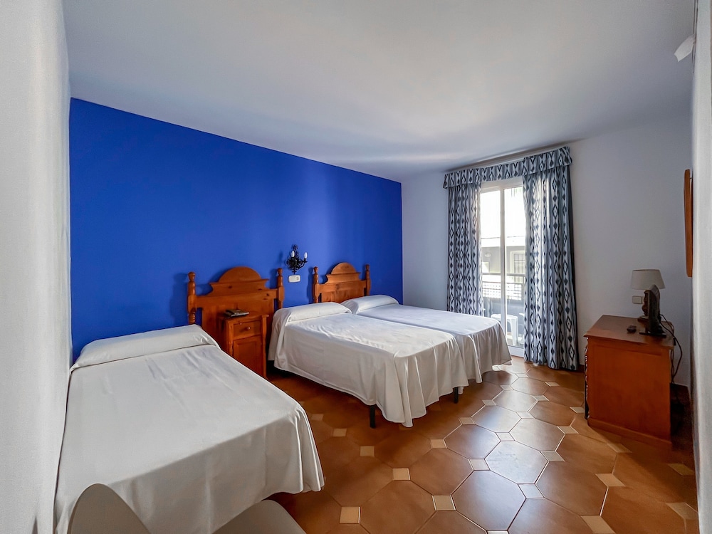 Standard Triple Room, Balcony - Photo 2