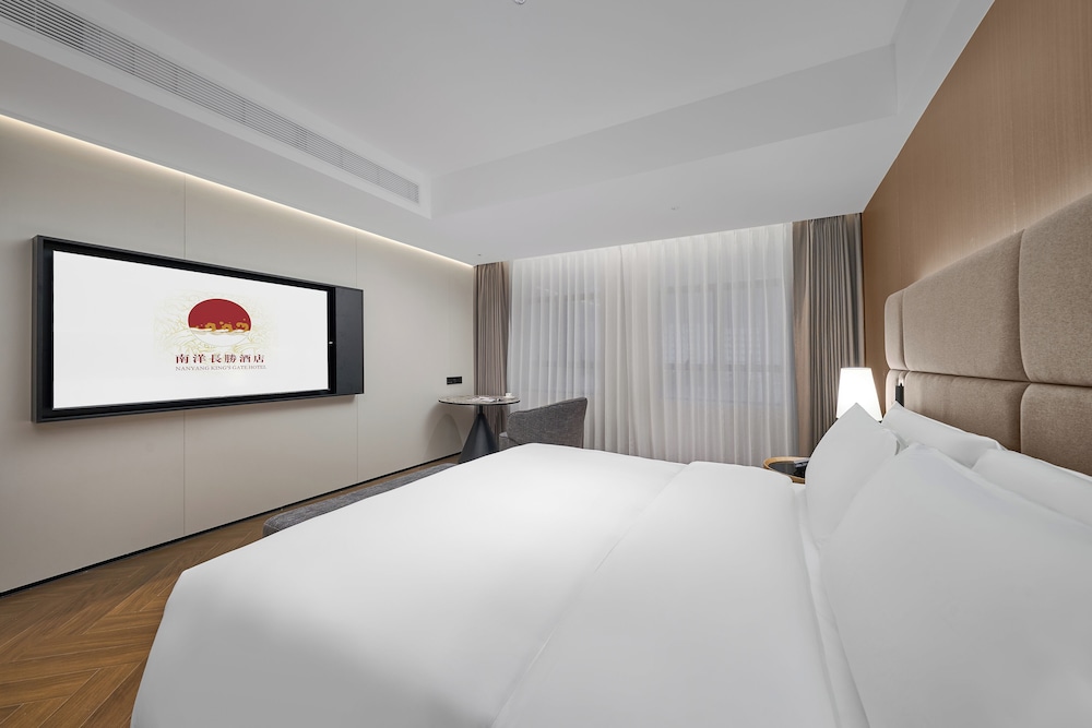 Mansion Kingbed Room - Photo 2