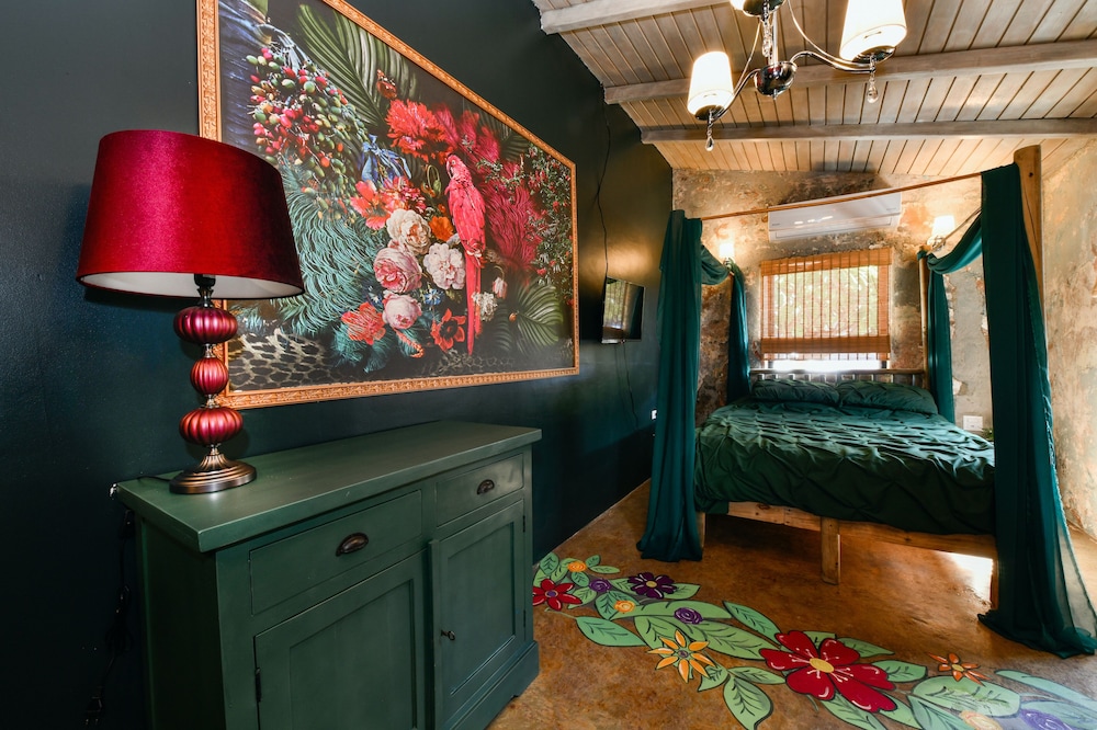 Deluxe Room, Gypsy