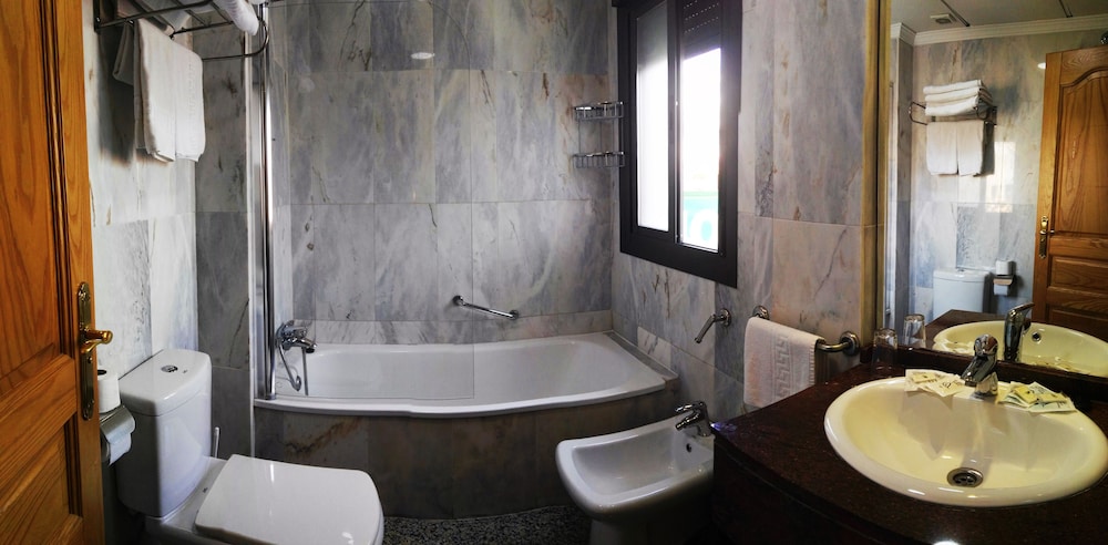 Double Room - Photo 12