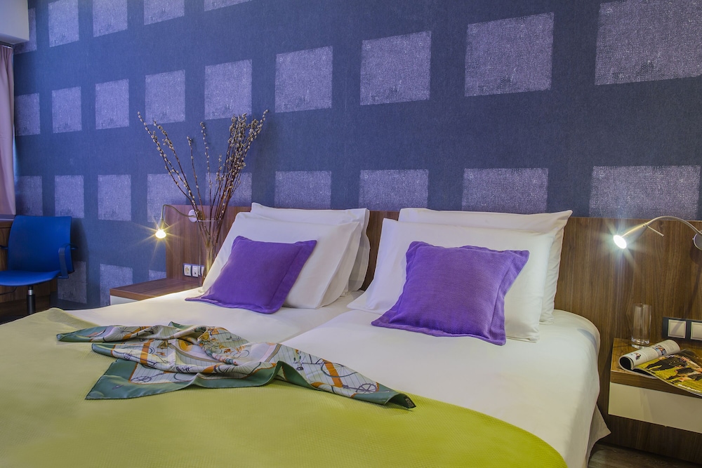 Premium Twin Room - Photo 3