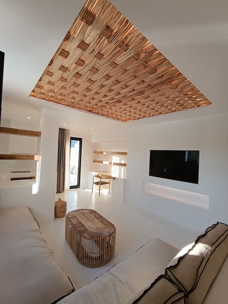Deluxe Studio With Private Pool - Photo 3