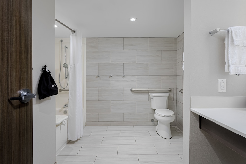 Standard Room, 1 King Bed, Accessible Bathtub (Communications) - Photo 7