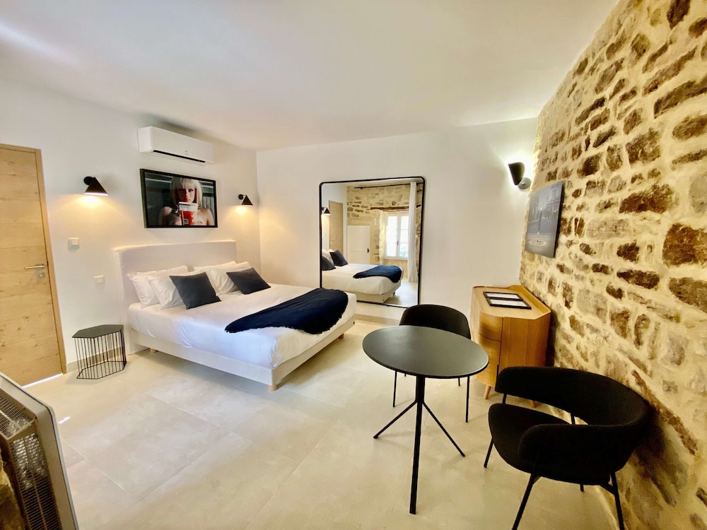 Luxury Suite, 1 Queen Bed, Jetted Tub (SENSATION)