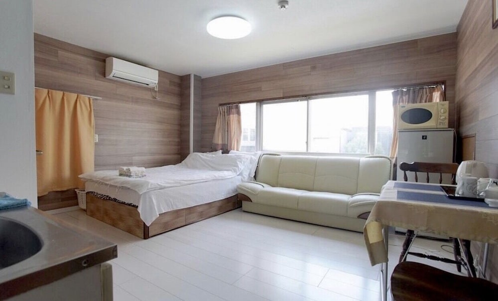 Room (201) photo 1