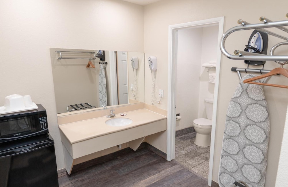 Room, 1 Queen Bed, Roll-in Shower, Non Smoking photo 3