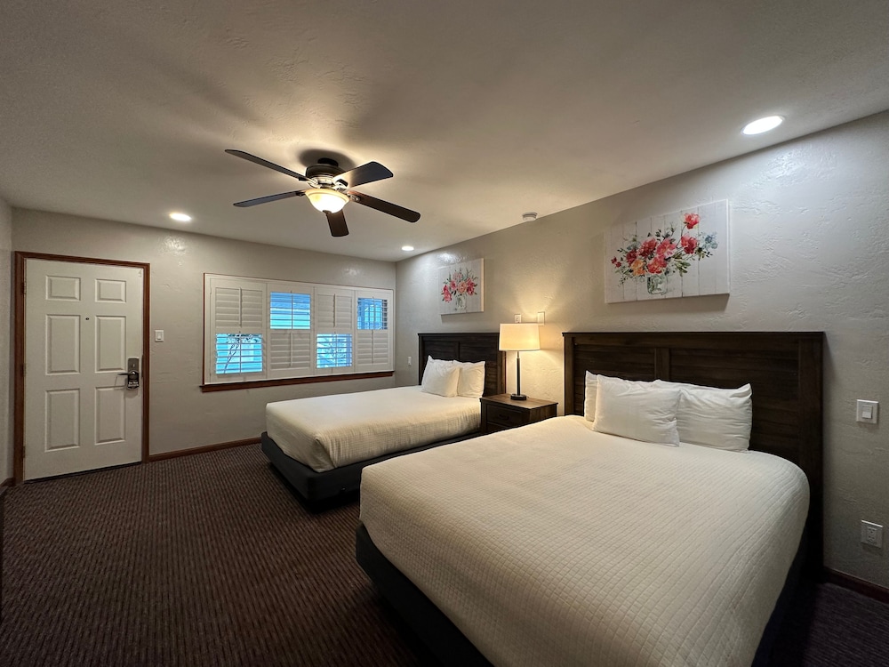 Standard Room, 2 Queen Beds photo 2