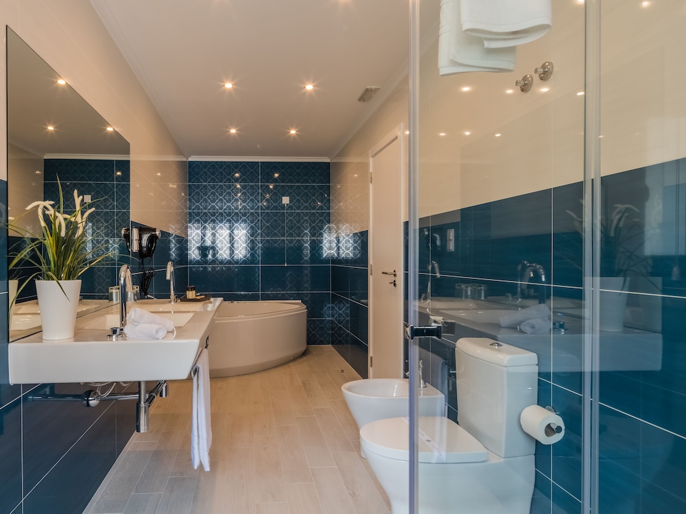 Deluxe Suite, Private Bathroom, Garden View photo 2
