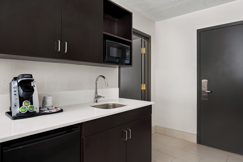 Suite, 1 King Bed, Accessible (Mobility, Accessible Tub) - Photo 1