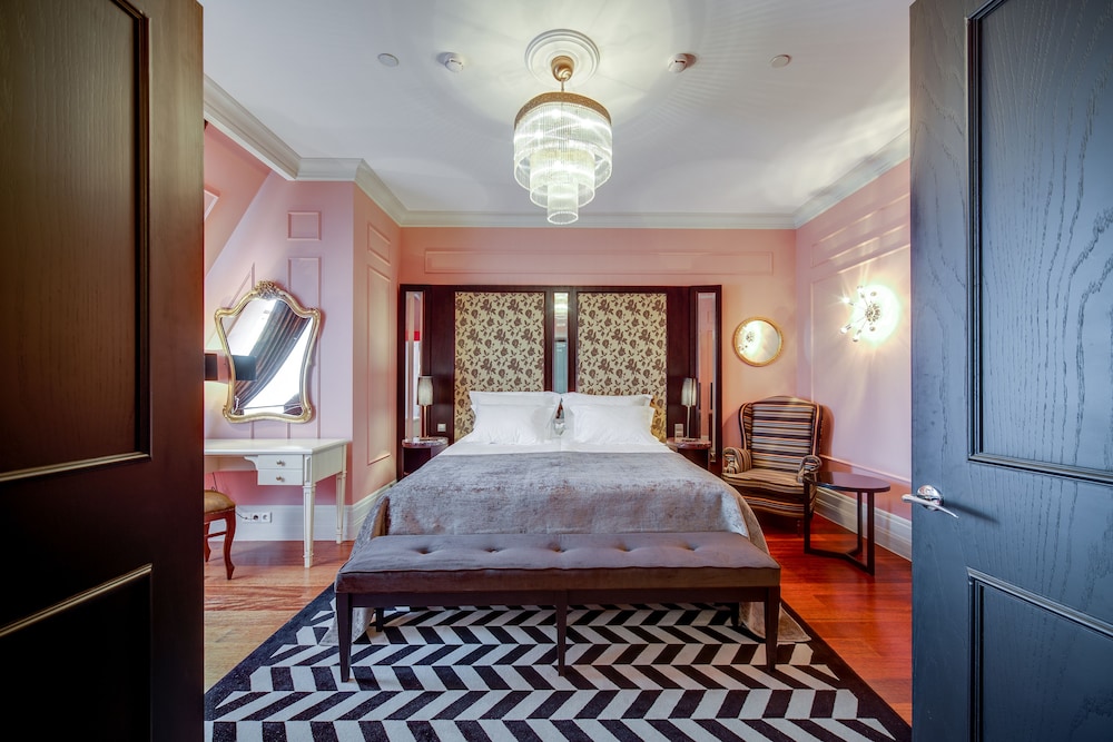 Suite, City View