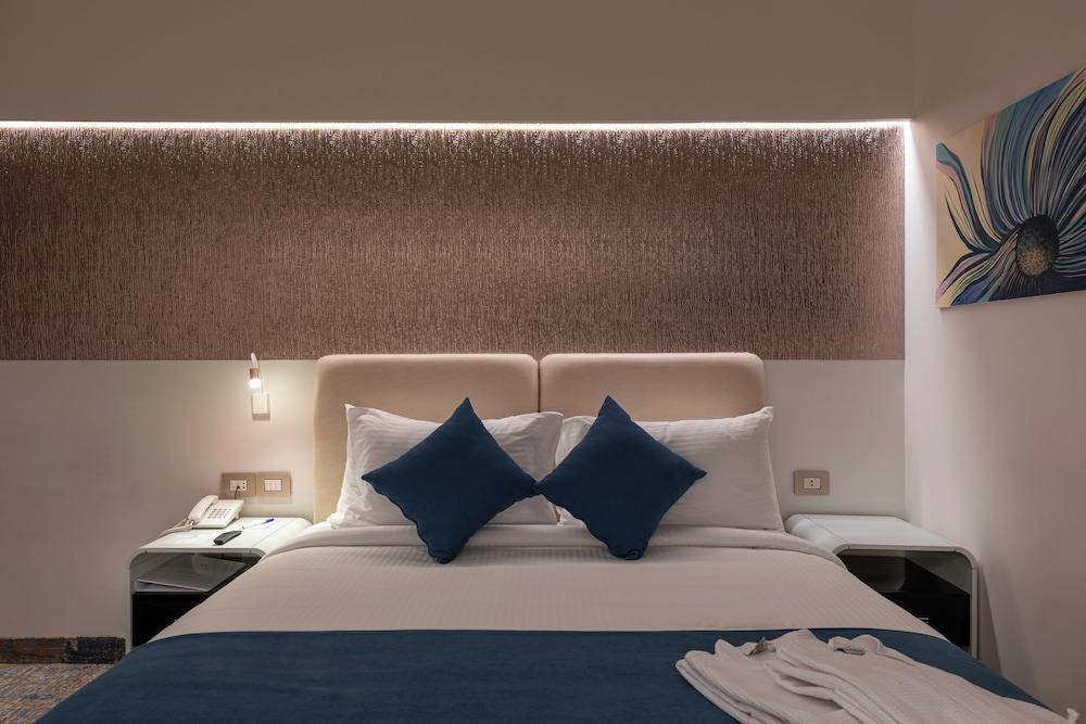 Standard Room, 1 King Bed with Sofa bed, Balcony photo 1