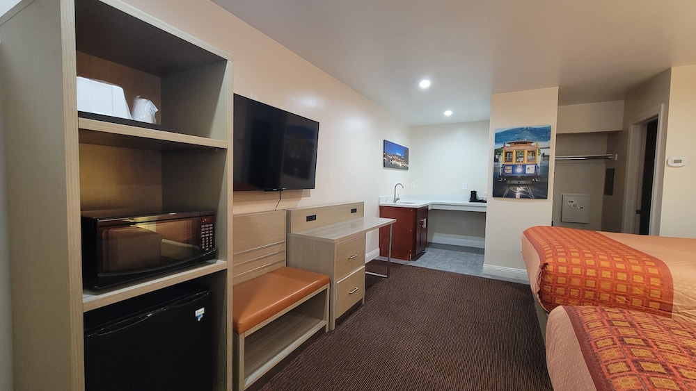 Premium Room, 2 Queen Beds - Photo 2