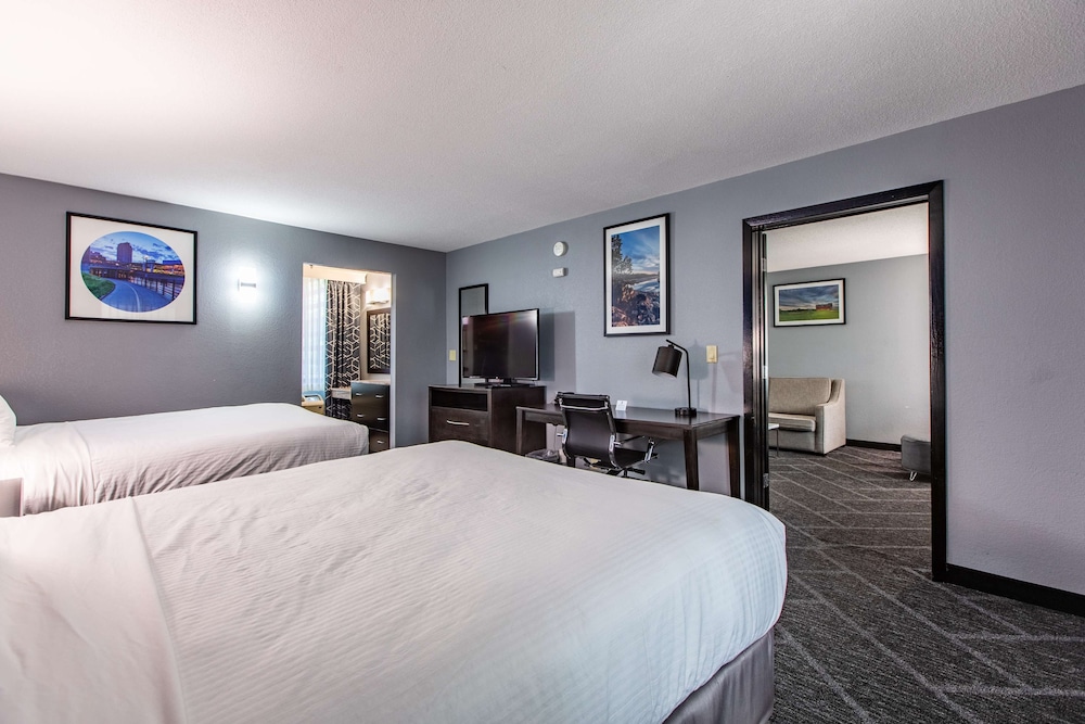 Executive Room, 2 Queen Beds, Refrigerator & Microwave, Poolside (with Single Sofabed) - Photo 5