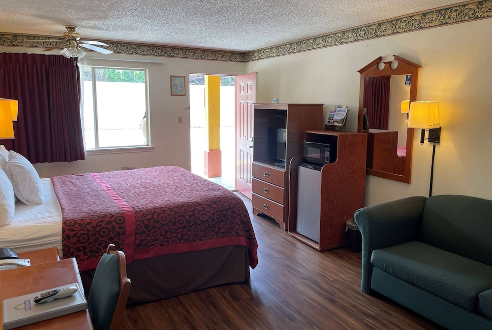 Suite, 1 King Bed - Photo 1