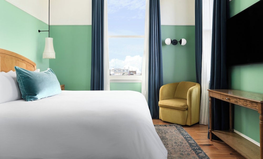 Suite, 1 Bedroom - Photo 1