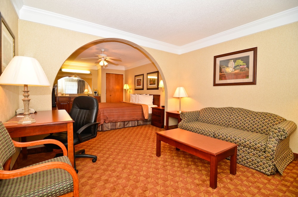 Standard Suite, 1 King Bed, Non Smoking, Hot Tub photo 2