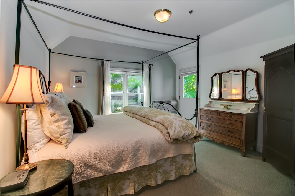 Suite, 1 King Bed (Barbara Howard)