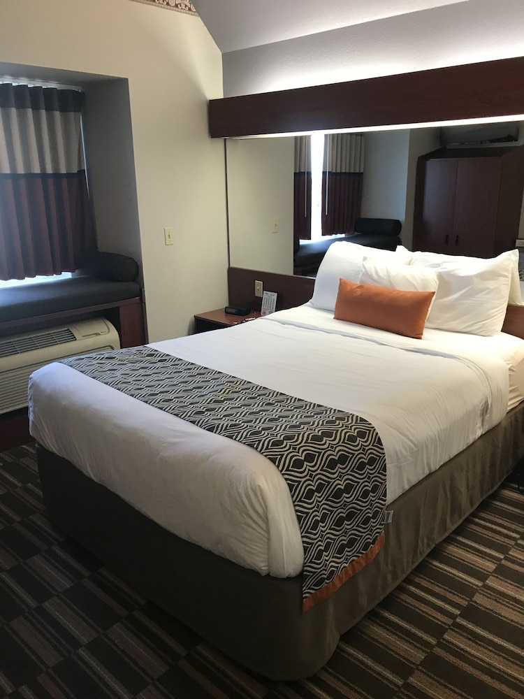Standard Room, 1 Queen Bed, Non Smoking photo 3