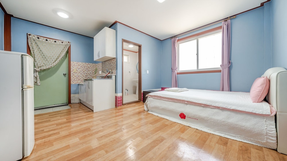 Basic Room, 1 Bedroom (Room 101 Guesthouse(Ocean View/BBQ)) photo 3