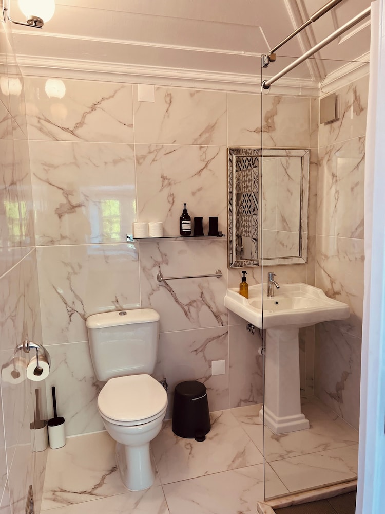 Suite - Photo 2