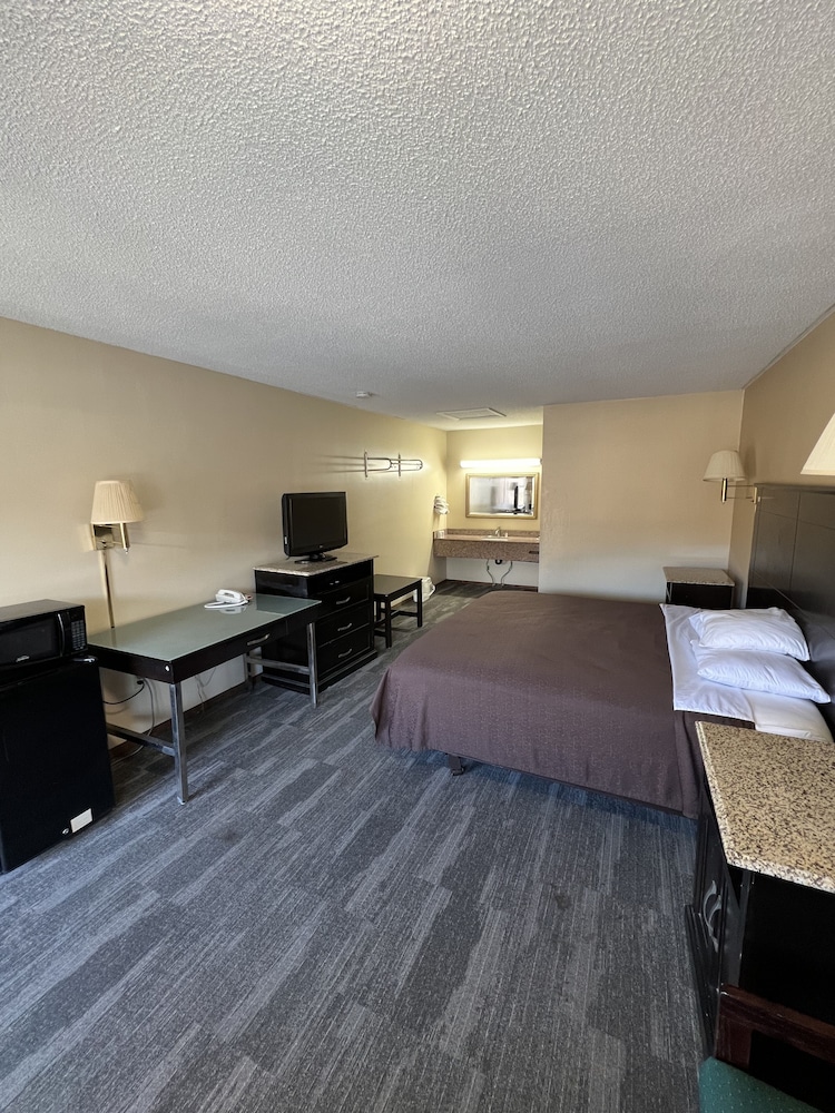 Room, 1 King Bed, Smoking, Refrigerator & Microwave photo 1