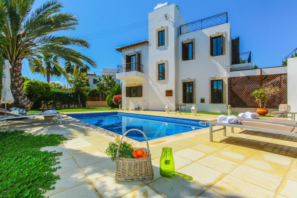Villa photo 1
