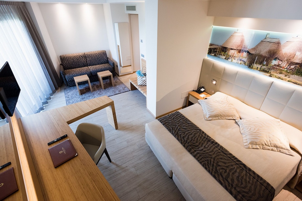 Junior Suite, Partial Sea View
