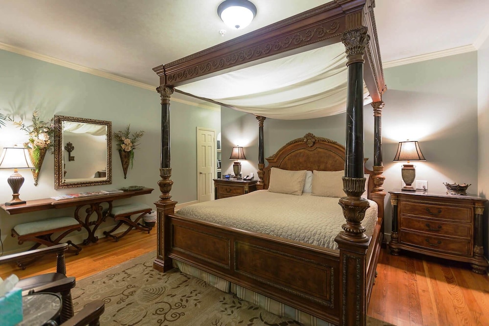 Deluxe Room, 1 King Bed - Photo 4