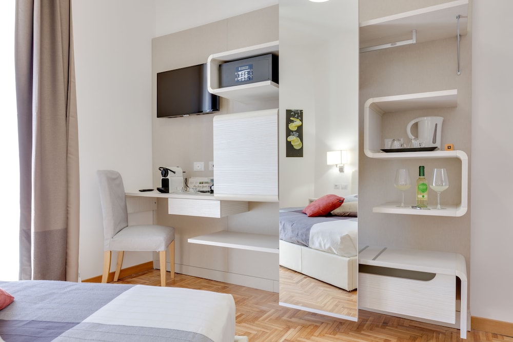 Deluxe Double Room, 1 Queen Bed, Balcony, City View photo 3