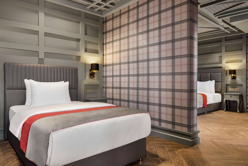 Superior Room, Non Smoking (1 Queen Bed & 1 Twin Bed) - Photo 5