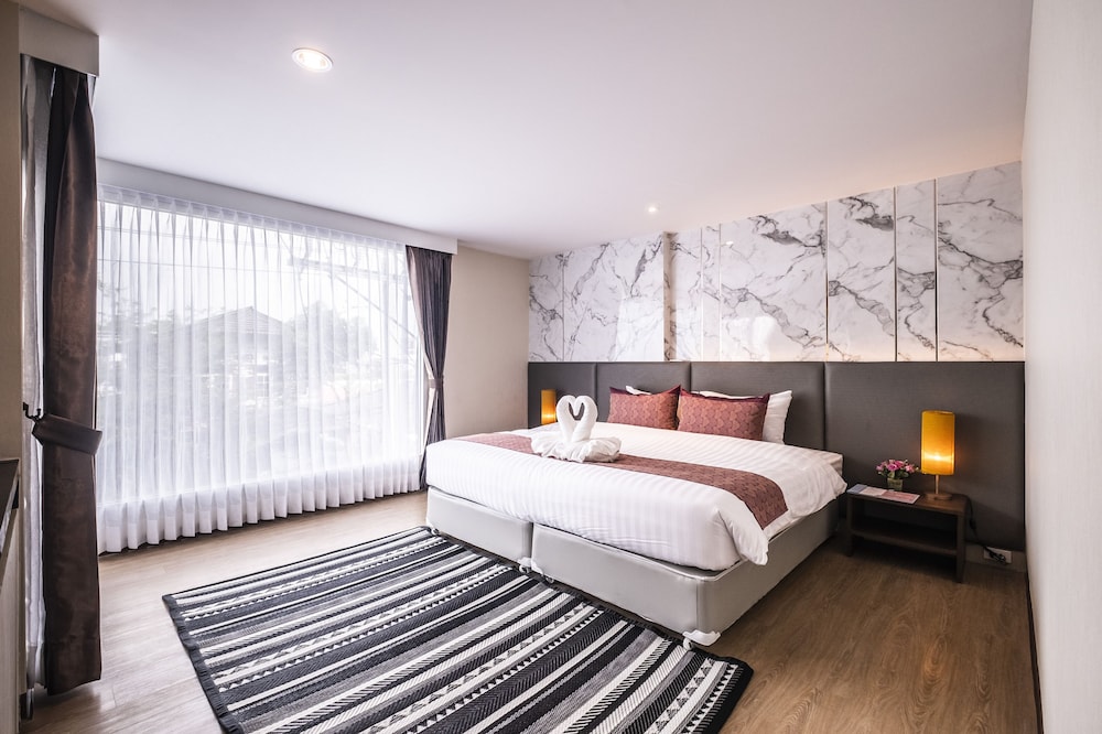 Premium King Suite - Photo 2