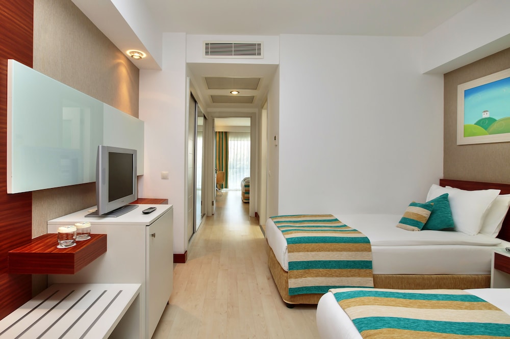 Family Room, Partial Sea View photo 3