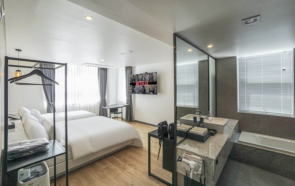 Deluxe Twin Room - Photo 15