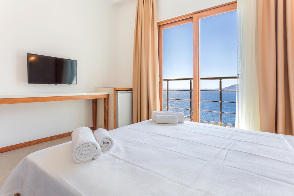 Deluxe Room, 1 Queen Bed, Sea View photo 2