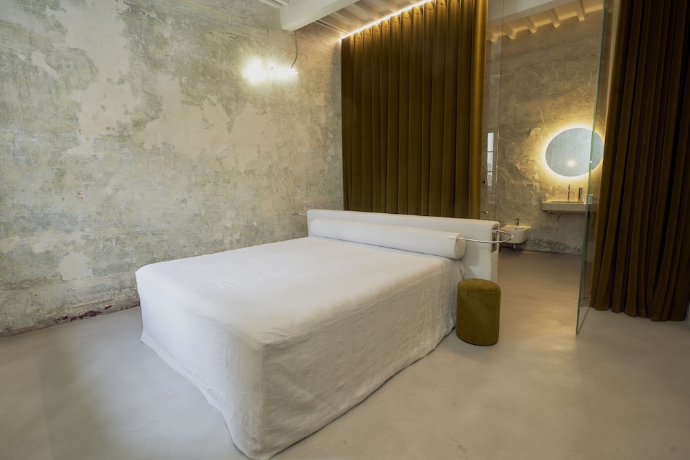 Superior Room, 1 King Bed photo 2
