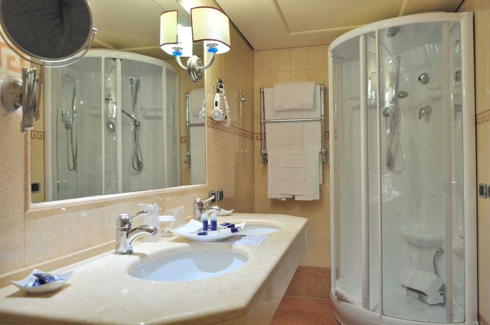 Superior Double Room, Balcony (City center transfer included) thumbnail 6