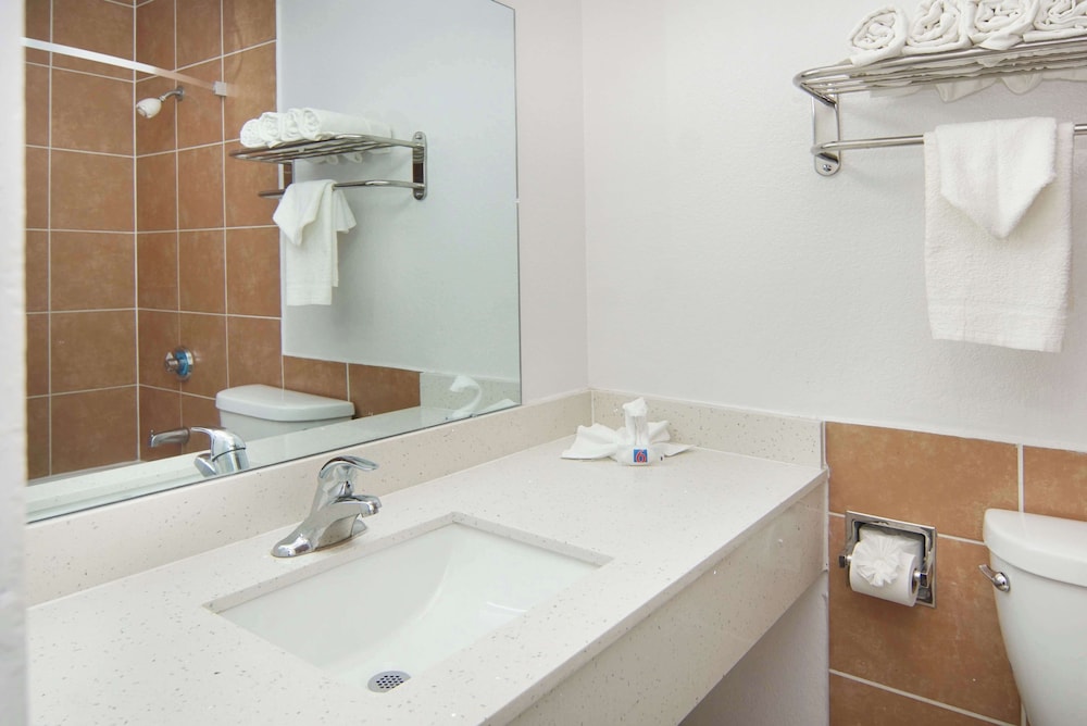 Standard Room, Multiple Beds, Non Smoking photo 3