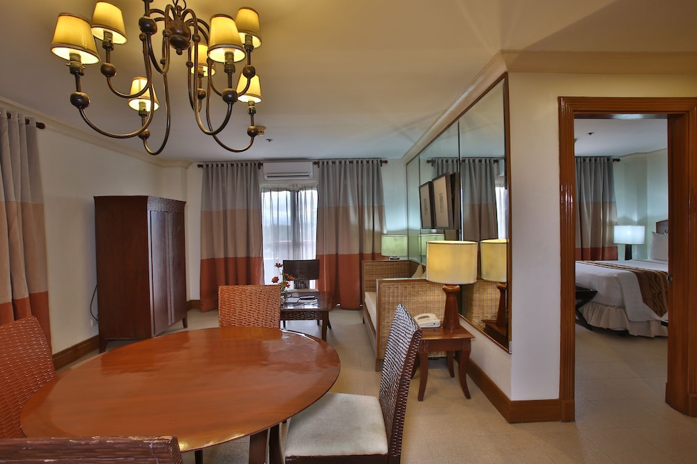 Suite (2-bedroom) - Photo 8