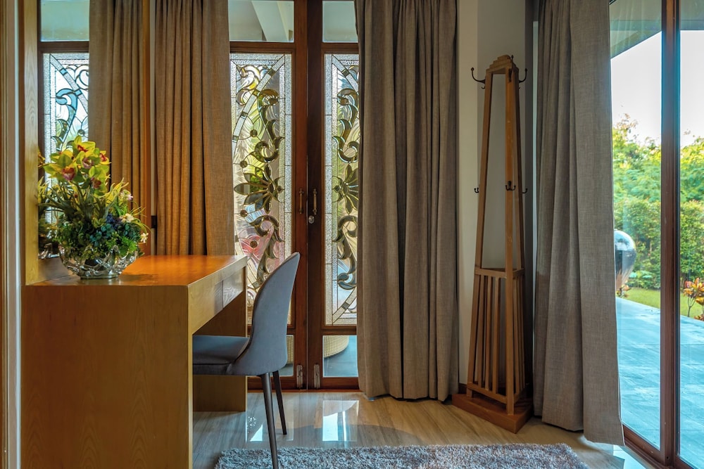 Deluxe Suite with Pool View photo 3