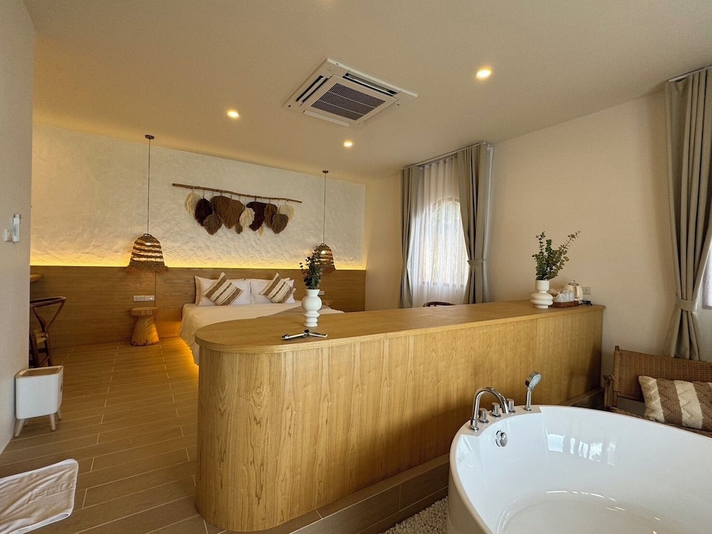 Grand Private Beachfront Villa - Photo 1