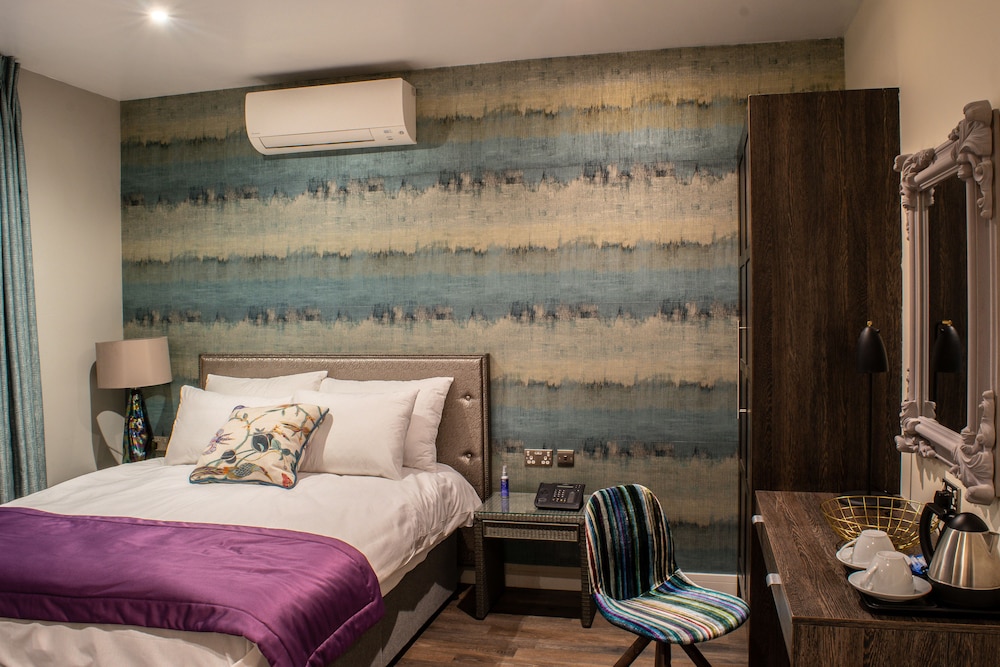 Deluxe Room, 1 King Bed, City View