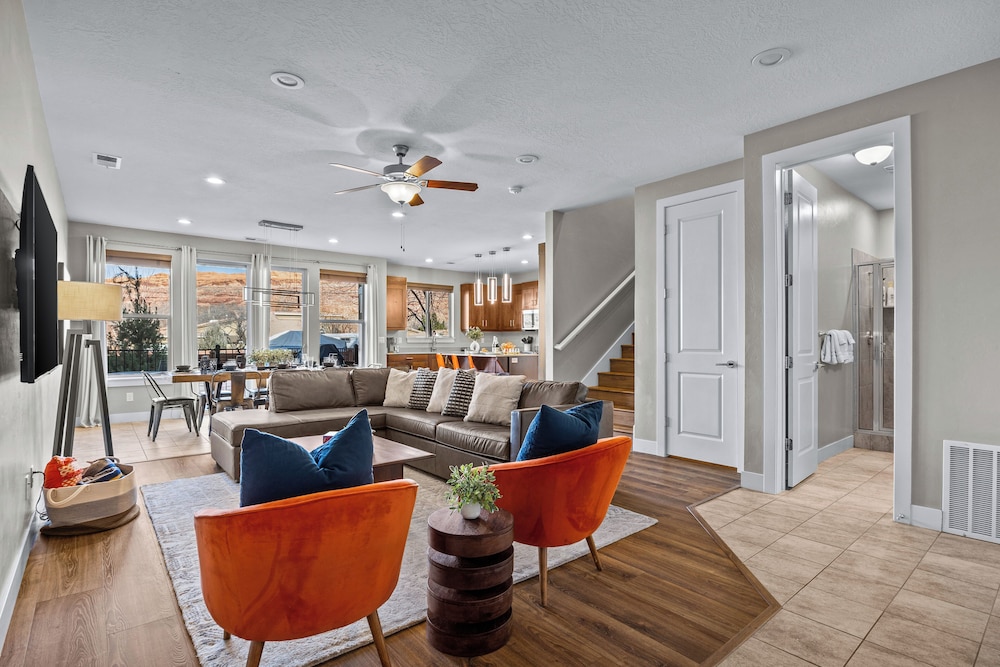 Luxury House, 4 Bedrooms, Patio, Mountain View photo 1