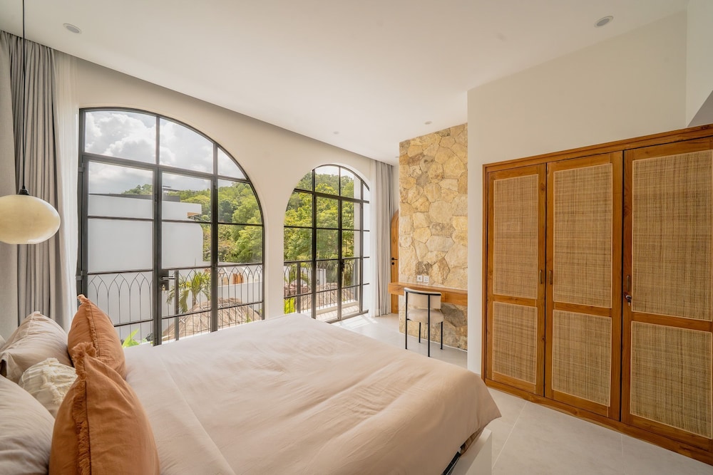 Deluxe Villa, 1 King Bed, Patio, Pool View photo 1